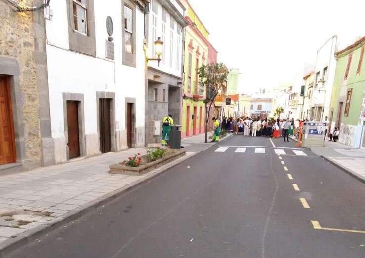 Los operarios de Limpieza Viaria en la cola de la romería (Foto TA)